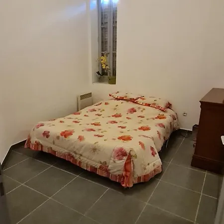 Apartment T3, 65 M2, Sur Mer,300m Du Port, Terrasse Et Petite Cour, 2 Et Salon